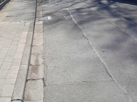 Derselbe Gehweg nach der Reinigung