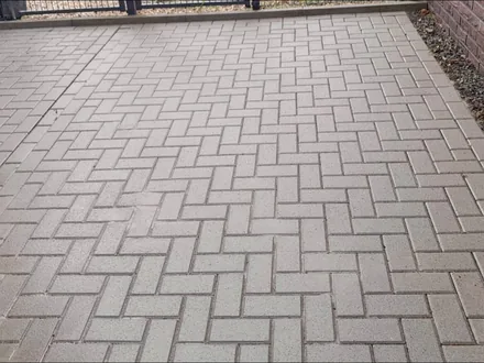 Dieselbe Pflasterfläche nach der Reinigung